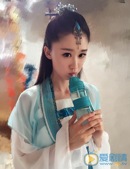 张雯片场照 张雯片场照