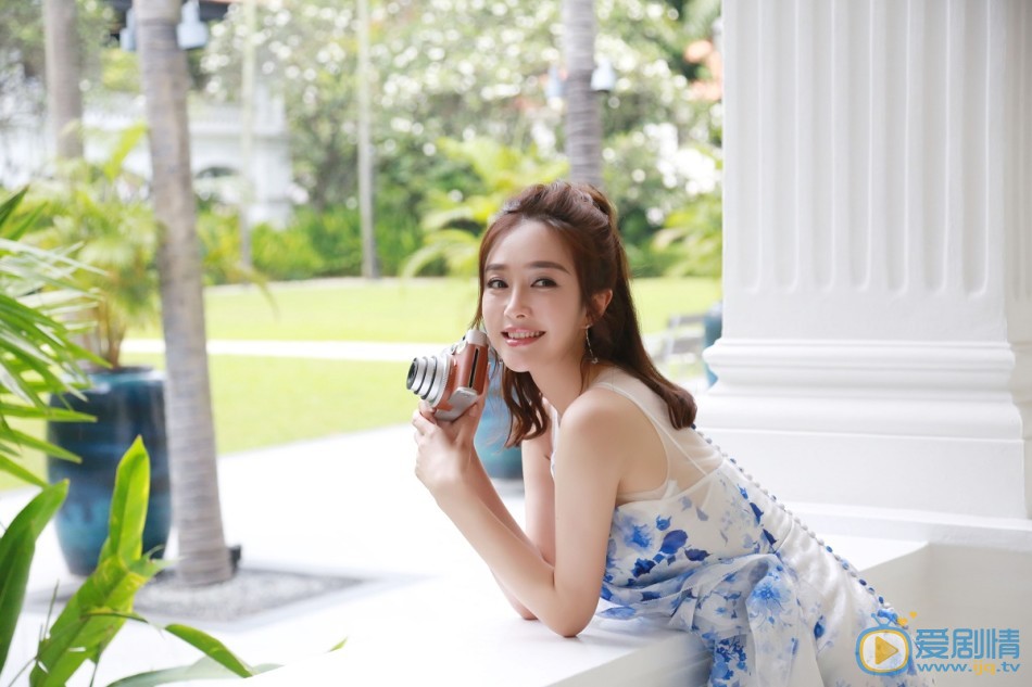 秦岚青春时尚写真 近日，秦岚曝光一组简约时尚的写真。或温柔甜美或俏皮可爱，时而端庄时而干练。镜头中的她穿上花裙，梳起半丸子头，眼神中透着一丝俏皮与娇媚。