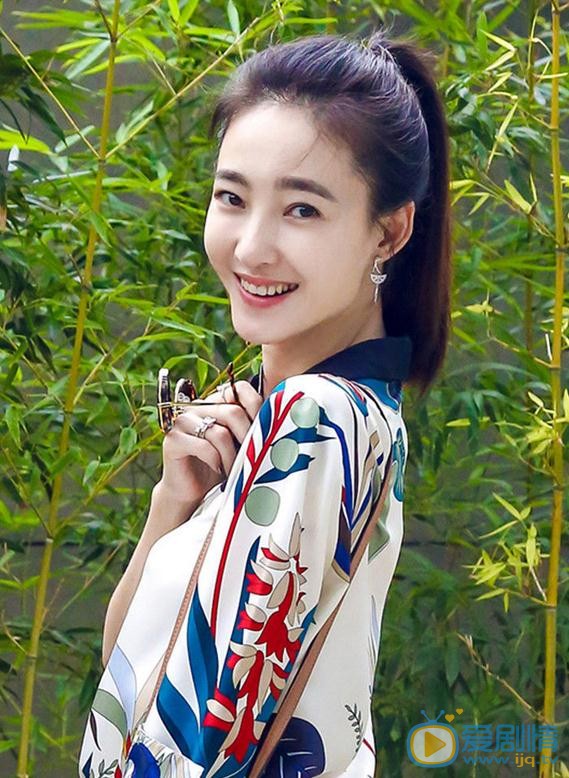 王丽坤马尾休闲街拍 王丽坤马尾休闲街拍