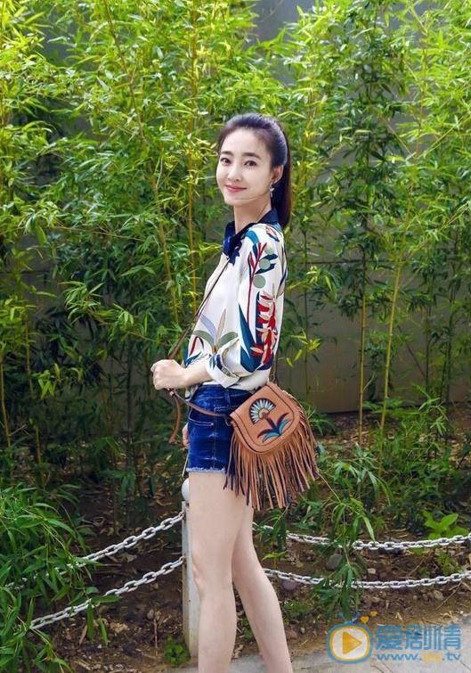 王丽坤马尾休闲街拍 王丽坤高清写真_王丽坤高清剧照