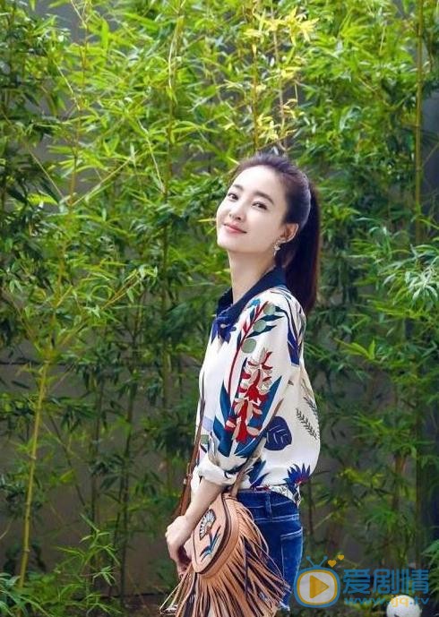 王丽坤马尾休闲街拍 王丽坤高清写真_王丽坤高清剧照