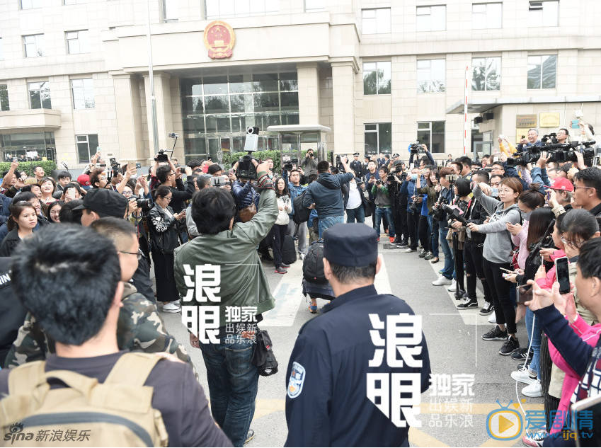 王宝强离婚案法庭前大批路人围观，更有闹事者，大喊：王宝强是人渣