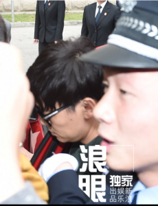 王宝强现身法院全程低气压，大批路人聚集法院门口围观