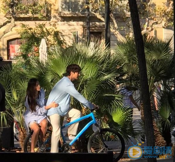 蓝色大海的传说西班牙路透照 李敏镐全智贤亲密互动