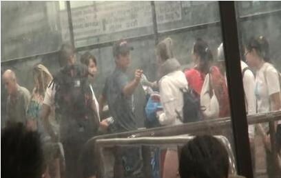 方力申何超莲恋情曝光，同喝一瓶水亲密无间，已交往三个月