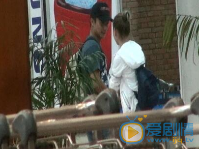 方力申何超莲恋情曝光，同喝一瓶水亲密无间，已交往三个月