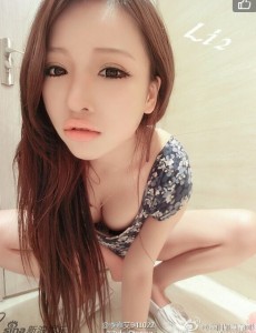 乔任梁前女友李嘉艾海量私照流出，身材傲人脸蛋漂亮。曾晒与乔任梁聊天记录