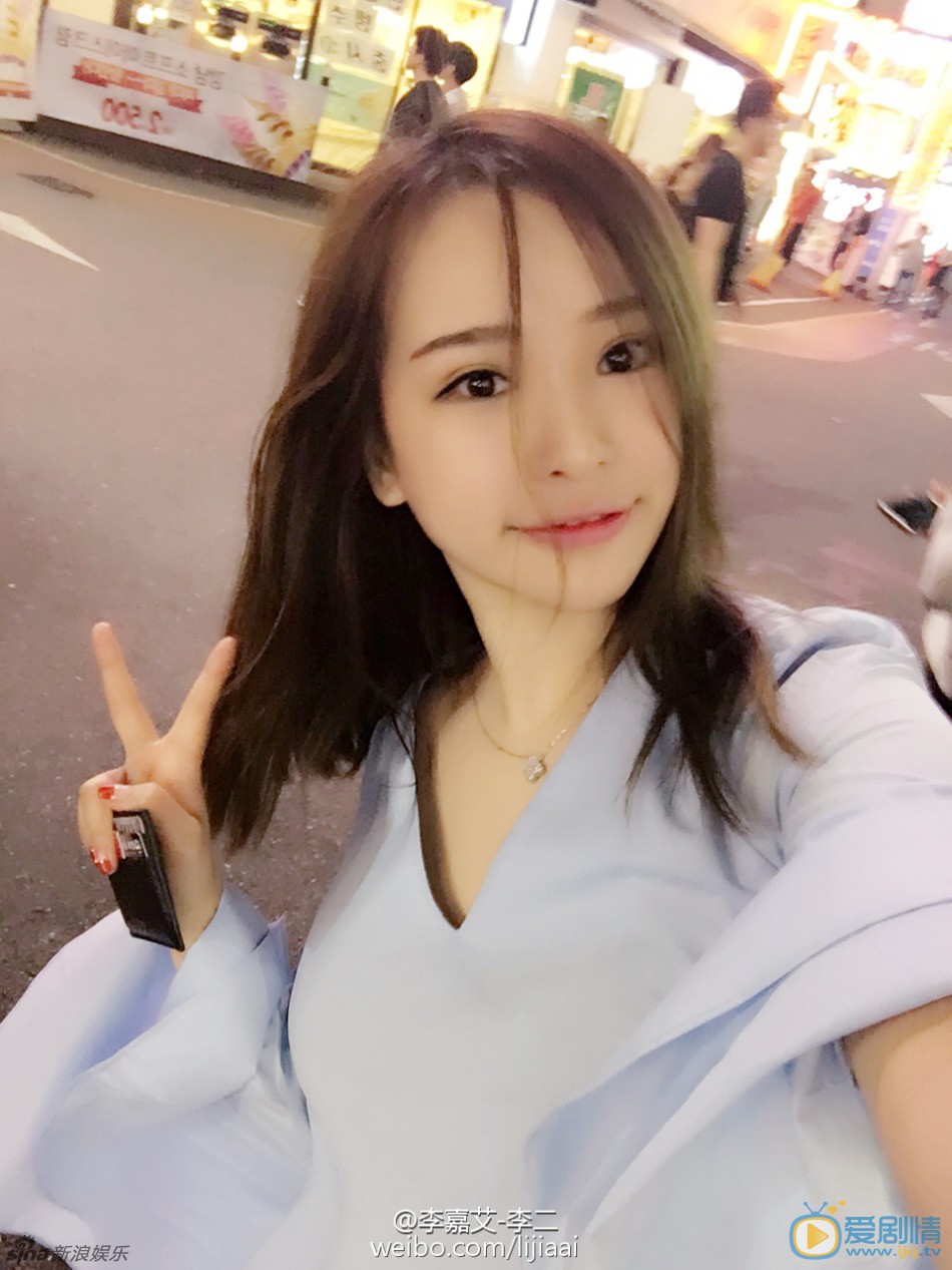 乔任梁前女友李嘉艾海量私照流出，身材傲人脸蛋漂亮。曾晒与乔任梁微信聊天记录