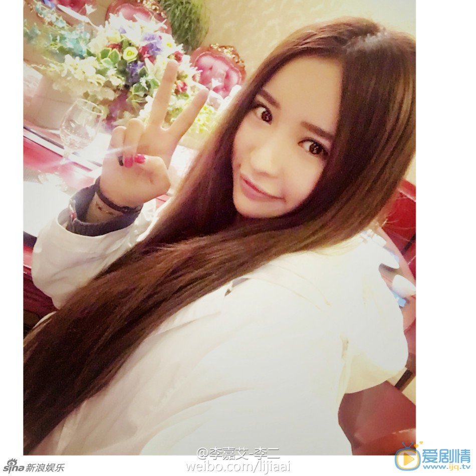 乔任梁前女友李嘉艾海量私照流出，身材傲人脸蛋漂亮。曾晒与乔任梁微信聊天记录