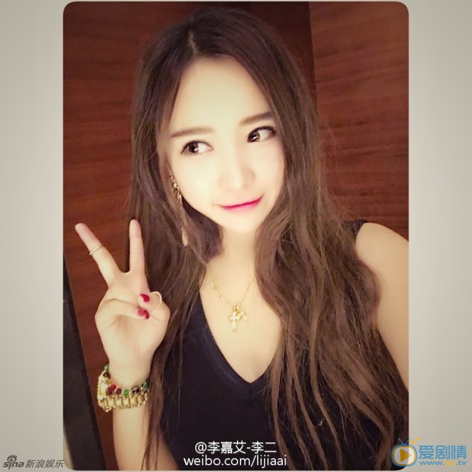 乔任梁前女友李嘉艾海量私照流出，身材傲人脸蛋漂亮。曾晒与乔任梁微信聊天记录