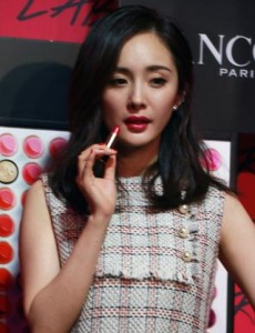 杨幂身高体重公开，亲自涂口红尽显妩媚。盘点当红女星妆前妆后对比照