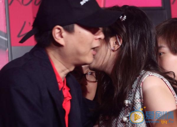 杨幂和男子贴面热聊，亲自涂口红尽显妩媚。盘点当红女星素颜证件照对比