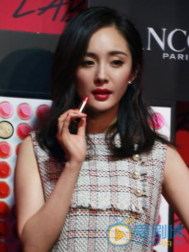 杨幂和男子贴面热聊，亲自涂口红尽显妩媚。盘点当红女星素颜证件照对比