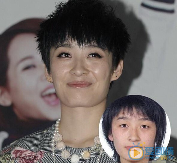 杨幂和男子贴面热聊，亲自涂口红尽显妩媚。盘点当红女星素颜证件照对比