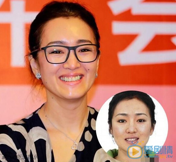 杨幂和男子贴面热聊，亲自涂口红尽显妩媚。盘点当红女星素颜证件照对比