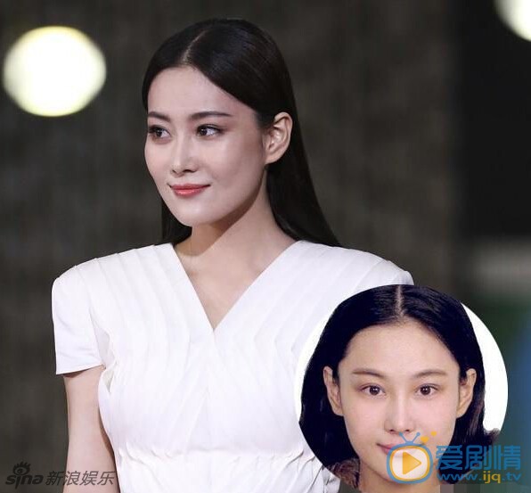杨幂和男子贴面热聊，亲自涂口红尽显妩媚。盘点当红女星素颜证件照对比
