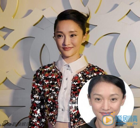 杨幂和男子贴面热聊，亲自涂口红尽显妩媚。盘点当红女星素颜证件照对比