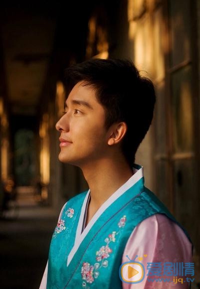张新成韩服写真
