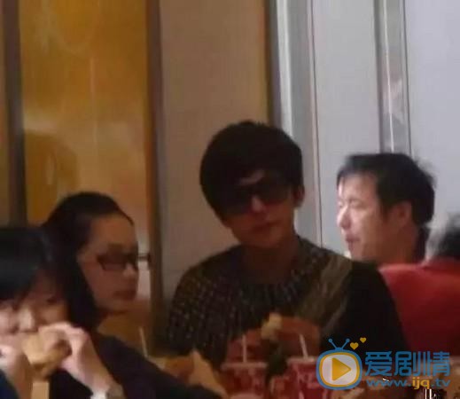 杨洋李沁肯德基低调约会用餐，这是旧情复燃的节奏？