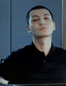 如果蜗牛有爱情杨宇为什么绑架张士雍？有什么目的？张士雍的真实身份是什么？