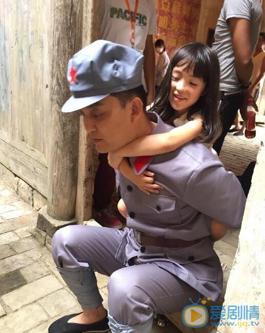李锐村长和萌娃 李锐高清写真_李锐高清剧照