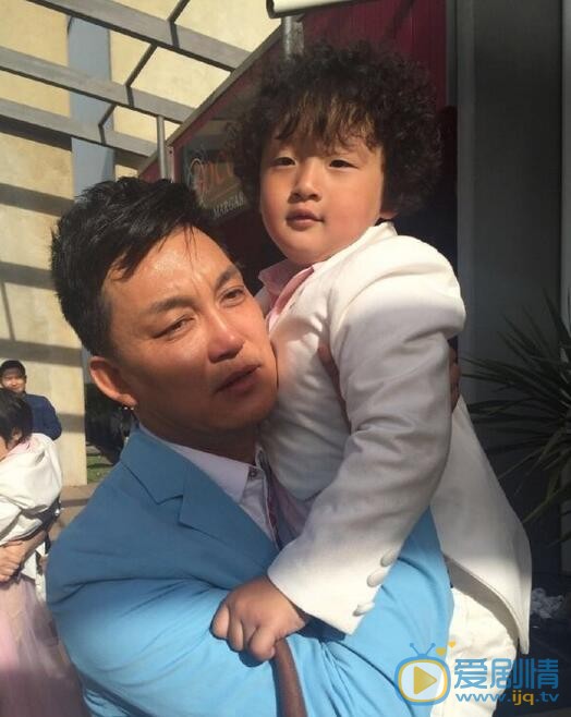 李锐村长和萌娃 李锐高清写真_李锐高清剧照