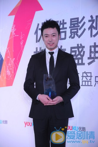 曹炳琨参加颁奖典礼