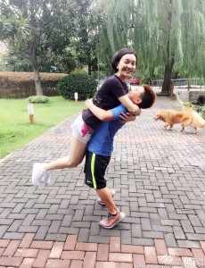 王琳晒与儿子合影却被骂乱伦，爆粗口怒回：吃屎长大的傻X