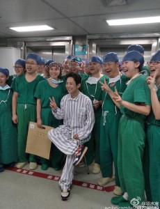 何炅录节目受伤，开心与医生护士大合照，术后报平安