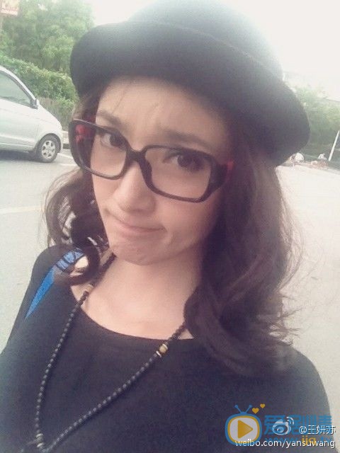 王妍苏卖萌照