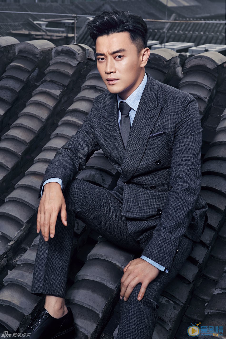 蒋毅新曝光一组时尚西装大片。有着熟男魅力的他，此次身着黑色西装搭配浅蓝色衬衣，完美诠释了干练有型的成功精英。