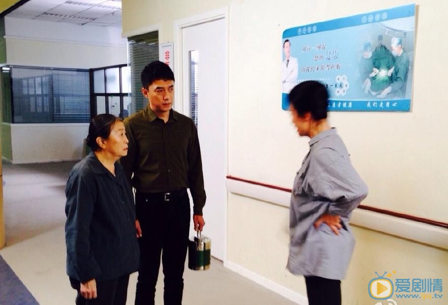 王新《背着奶奶进城》剧照 王新高清写真_王新高清剧照