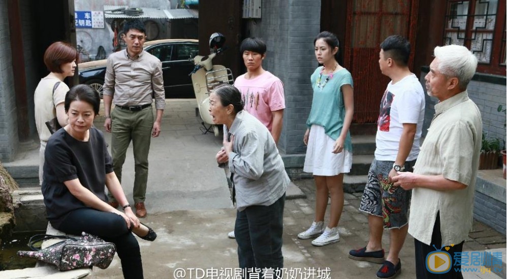 王新《背着奶奶进城》剧照 王新高清写真_王新高清剧照