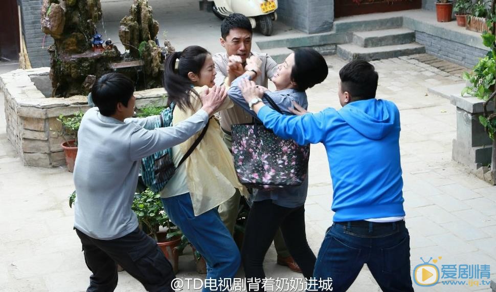 王新《背着奶奶进城》剧照 王新高清写真_王新高清剧照