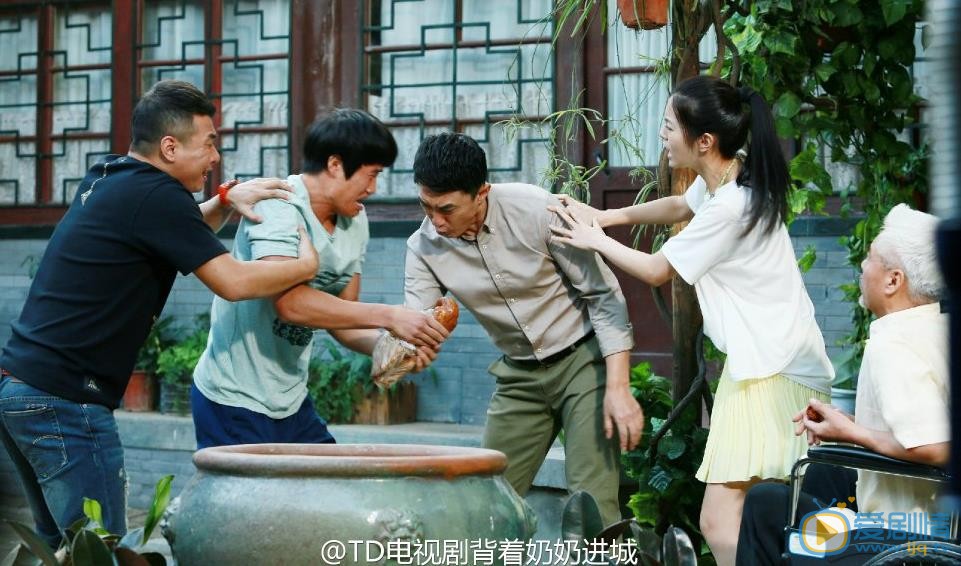 王新《背着奶奶进城》剧照 王新高清写真_王新高清剧照