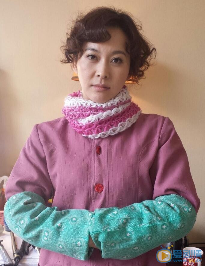  翠凤，性格鲜明的东北大老娘们儿一个。集泼辣，勇敢，直白，说话不过脑子，爱翻白眼于一身，可是这些都不是最突出的特点，她身上最最明显的应该是--‘二’！二虎吧唧。“二货”是她张口闭口对丈夫的称呼，可谁都看得出来，这是一对标准的二货，谁也不比谁差一毫，从始至终夫妻儿二人都是动作戏居多，说不上2句话就开打，却也可爱到至极！