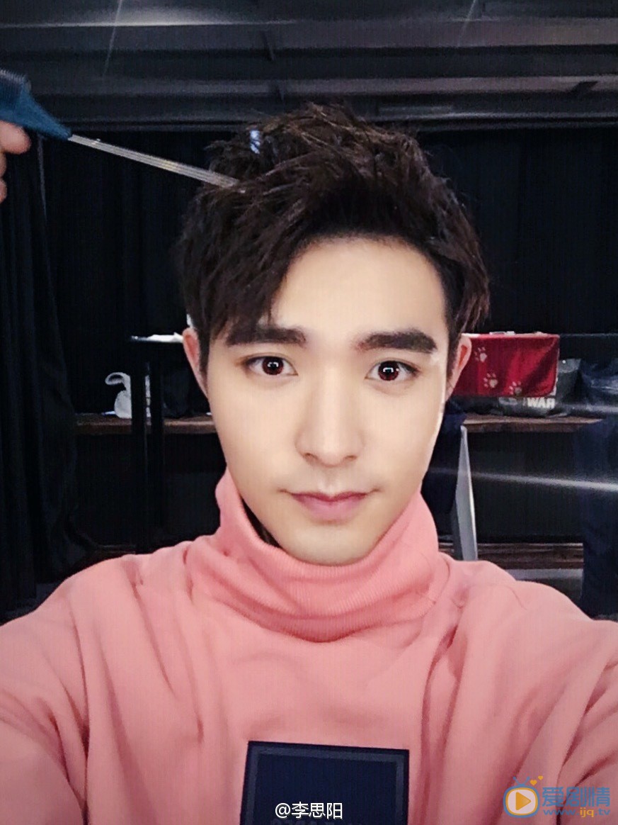 周末父母张伟扮演者李思阳写真生活照