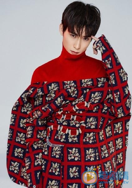 吴昊泽红色写真