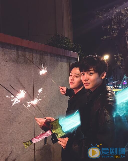 符龙飞与人合照 符龙飞高清写真_符龙飞高清剧照