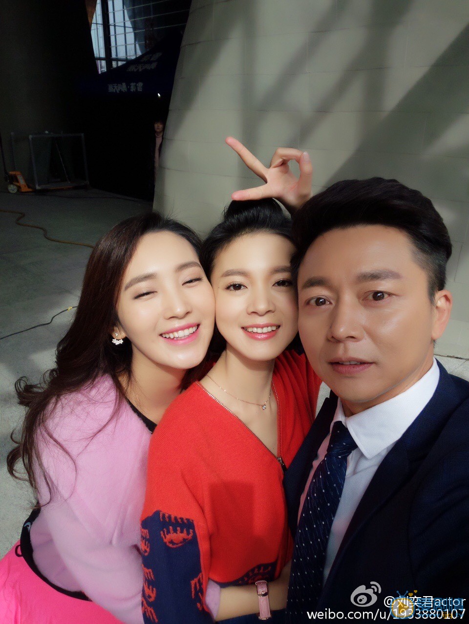 刘奕君片场明星合照 刘奕君高清写真_刘奕君高清剧照