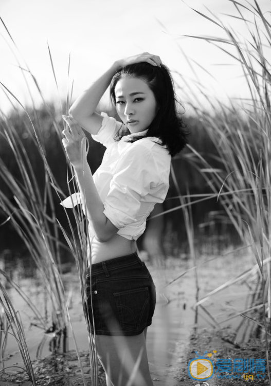 小斯琴高娃黑白写真 小斯琴高娃高清写真_小斯琴高娃高清剧照