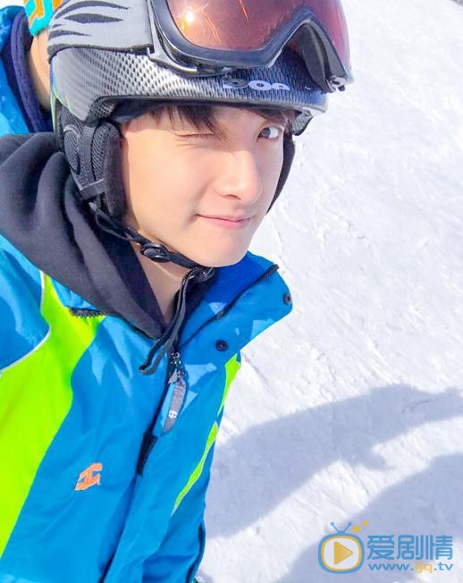 牛骏峰滑雪照 牛俊峰滑雪照