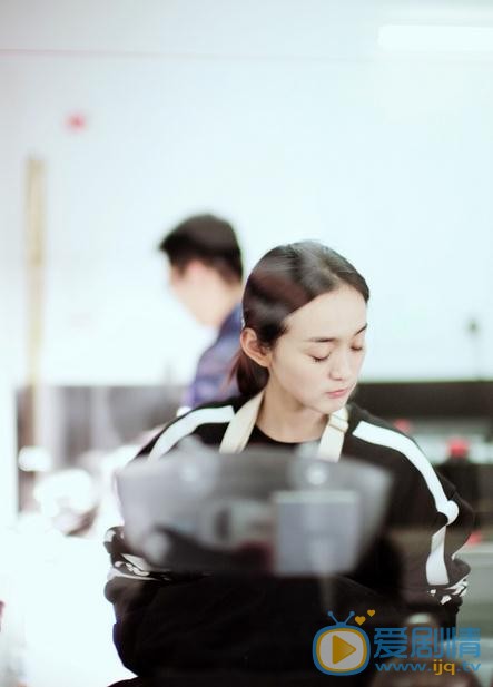 何泓姗文艺街拍写真 何泓姗高清写真_何泓姗高清剧照