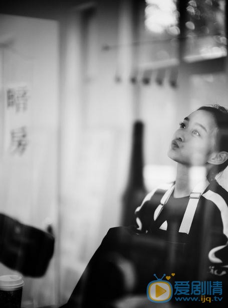 何泓姗文艺街拍写真 何泓姗高清写真_何泓姗高清剧照