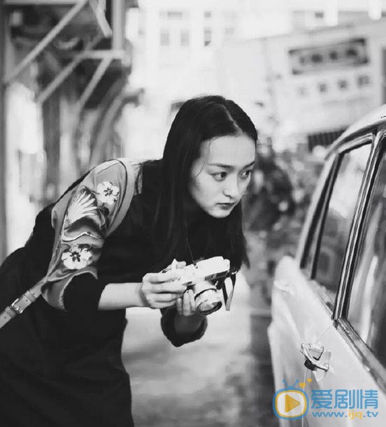 何泓姗复古街拍写真 何泓姗高清写真_何泓姗高清剧照