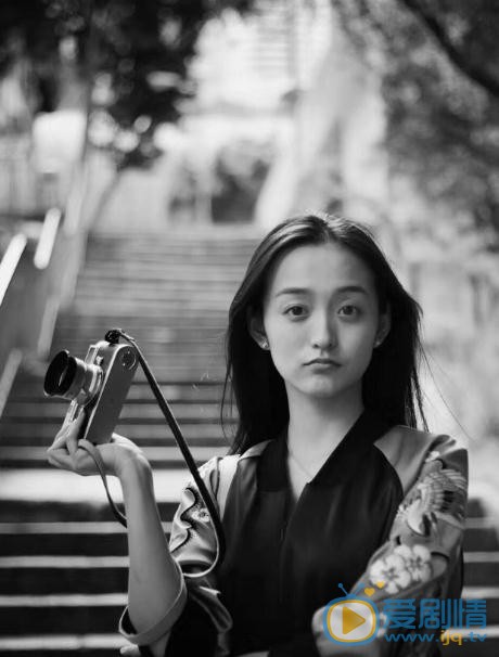 何泓姗复古街拍写真 何泓姗高清写真_何泓姗高清剧照