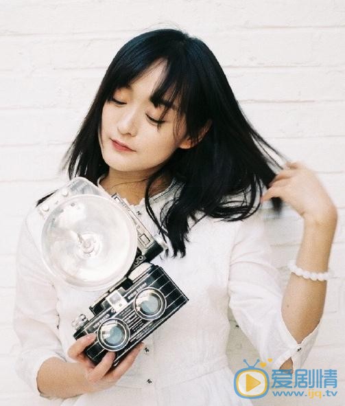 何泓姗文艺街拍写真 何泓姗文艺街拍写真
