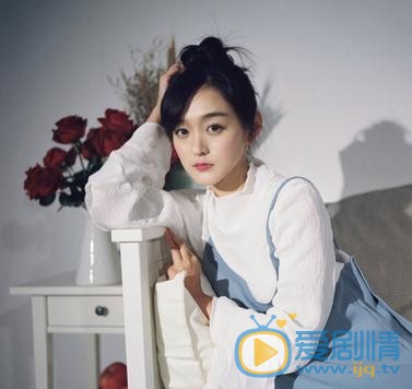 何泓姗文艺街拍写真 何泓姗高清写真_何泓姗高清剧照