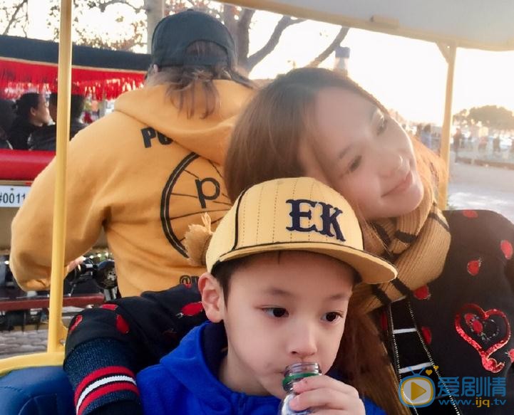 吴佳尼家人合照 吴佳尼高清写真_吴佳尼高清剧照