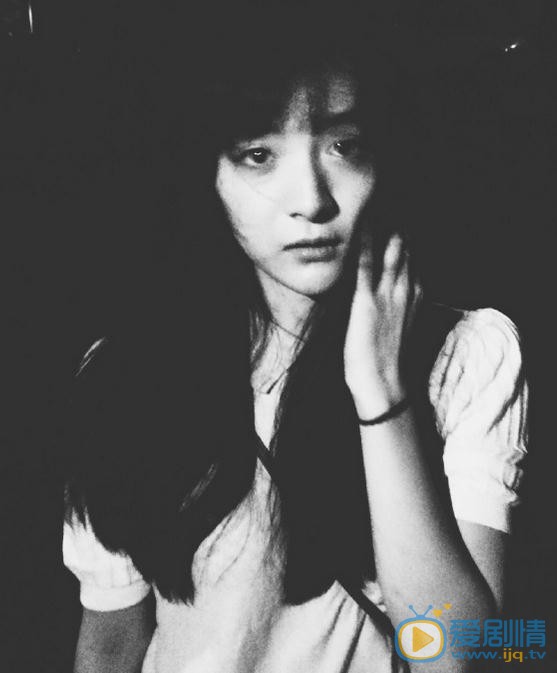 李依伊黑白写真 李依伊高清写真_李依伊高清剧照